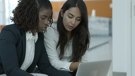 Young-businesswomen-using-laptop